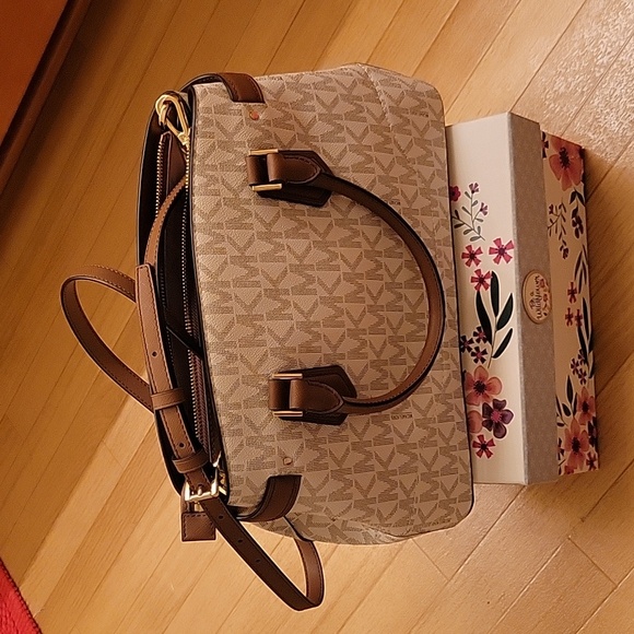 Michael Kors Lynn Satchel - Picture 5 of 16